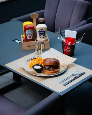 Four's Burger